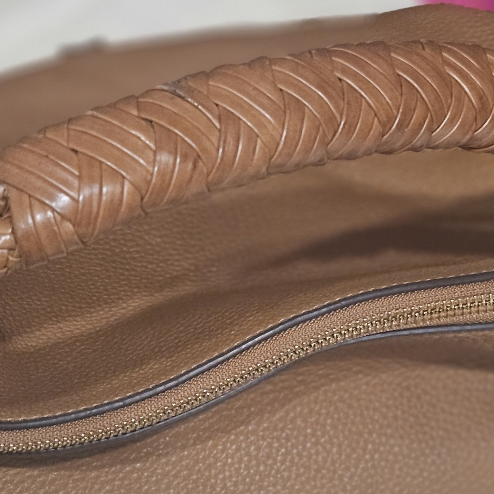 Never used! Tory Burch Taylor HOBO pebbled leather bag w/dust bag - Picture 5 of 8